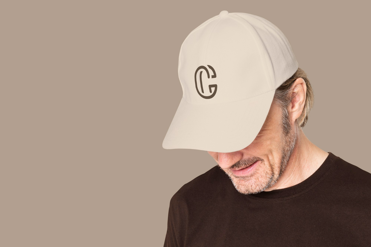 man-beige-cap-with-c-logo-men-s-apparel-shoot (1)